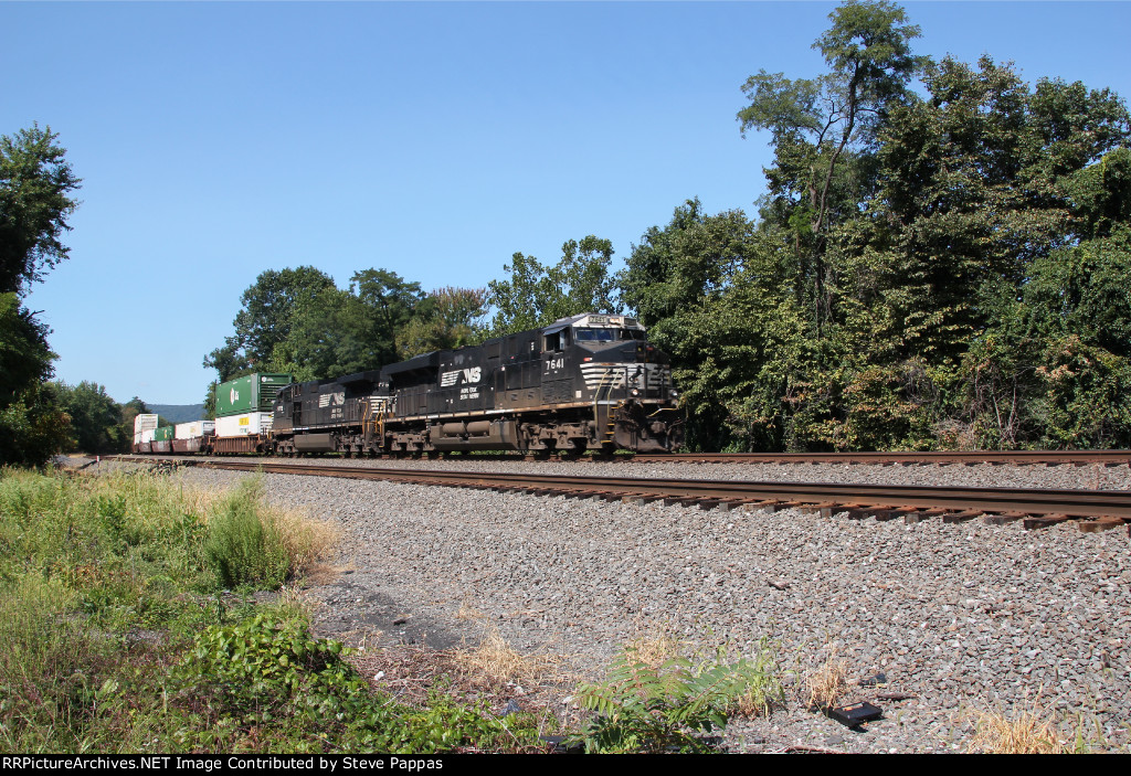 NS 7641 leads train 258 East